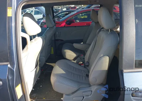 2014 Toyota Sienna Xle V6 8 Passenger z USA, uszkodzony, nr VIN 5TDYK3DC3ES438504